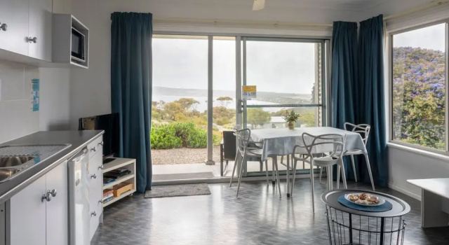 Апартаменты с видом на залив Emu Bay Holiday Homes