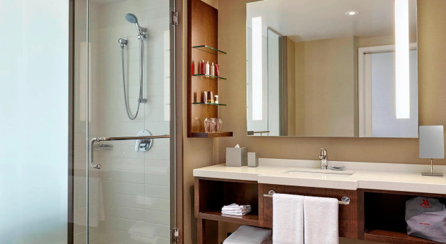 Четырёхместный клубный номер Standard Calgary Airport Marriott In-Terminal Hotel