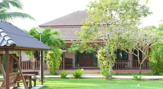 Коттедж с 3 комнатами Waterside Resort