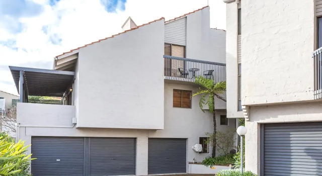Como Mezzanine Retreat, Book Hotel Como South Perth