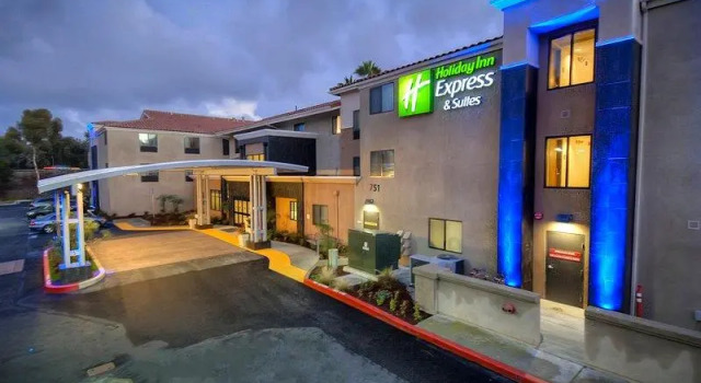 Кровать в общем номере Holiday Inn Express & Suites Carlsbad Beach by IHG