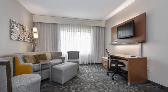 Двухместный люкс c 1 комнатой Courtyard by Marriott Charlotte Matthews