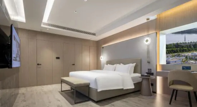 Люкс с красивым видом из окна Country Inn & Suites by Radisson, Jiujiang BALIHU International Automobile City