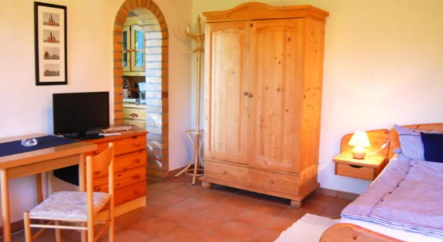 Ferienhaus mit Garten am Bodstedter Bodden, Забронировать Апартаменты/квартира Бодштедт Bodstedter Bodden