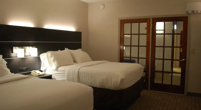 Четырёхместный люкс Holiday Inn Express Hotel & Suites Kingsport-Meadowview I-26 by IHG