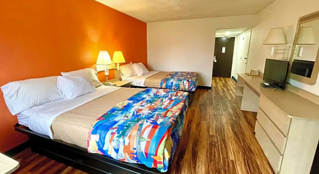 Четырёхместный номер Standard Red Carpet Inn