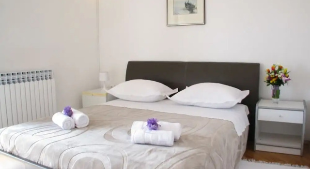 Alluring Holiday Home in Makarska With Garden, Забронировать Апартаменты/квартира Апартаменты Макарска, рядом с Набережная Рива (Макарска), Апартаменты/квартира