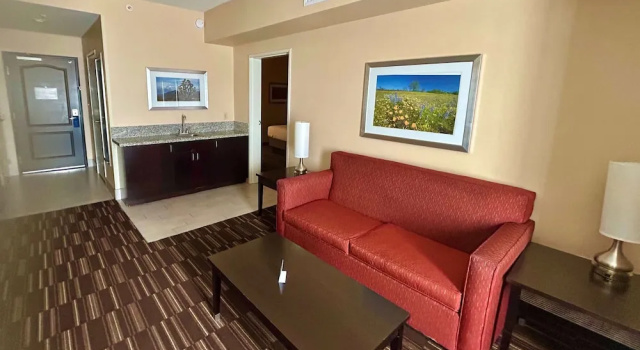Люкс c 1 комнатой Wyndham Garden Lancaster CA