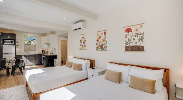 Четырёхместный люкс Deluxe с видом на город Stirling All Suites Hotel