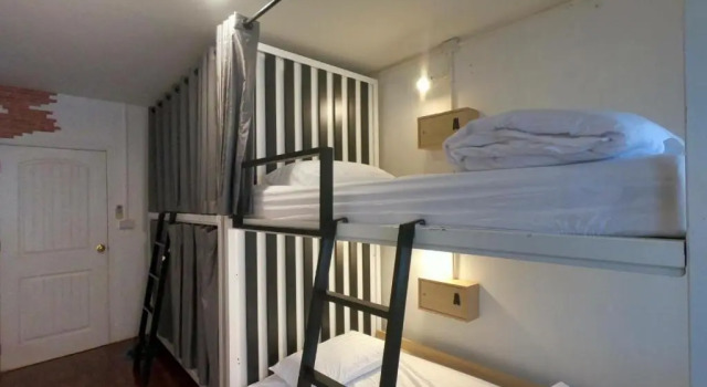 Кровать в общем номере Zleepinezz Hostel