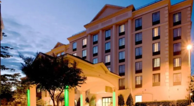 Четырёхместный люкс c 1 комнатой Holiday Inn & Suites Raleigh Cary by IHG