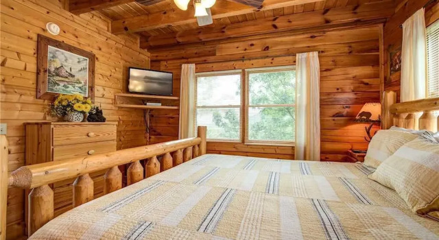 Mountain Seduction 2 Bedroom Mountain View Home with Hot Tub