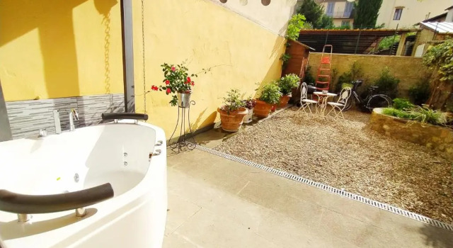 Апартаменты Nadia's Lovely Home - WITH PRIVATE GARDEN AND JACUZZI