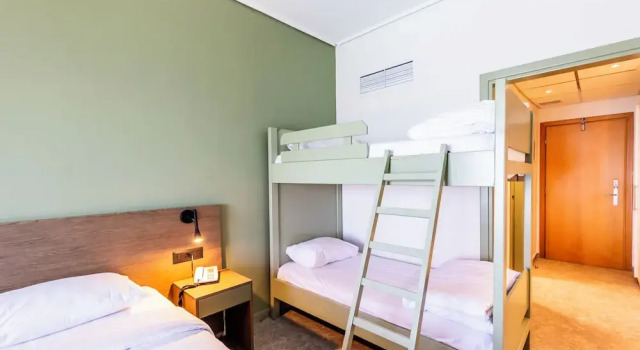 Camera quadrupla Standard 1 camera da letto con balcone e con vista mare Messinian Bay