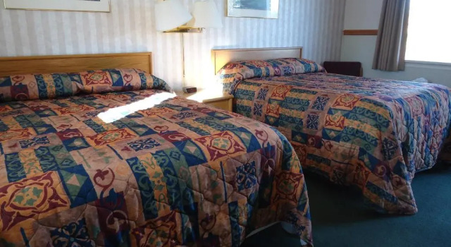 Четырёхместный номер Standard Kingsway Inn