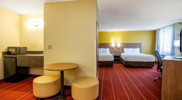 Четырёхместный люкс Days Inn by Wyndham Marquette