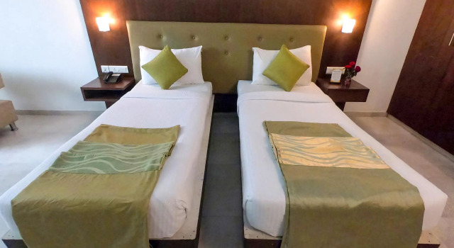 Номер Executive Srinivas Saffron Hotel