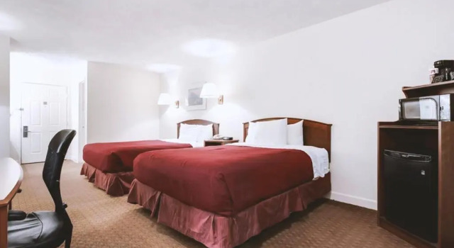 Четырёхместный номер Standard Sky Palace Inn & Suites McCook