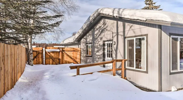 Kenai Home w/ Fireplace < 10 Mi to Big Eddy!, Rezerwuj Hotel Kenai 