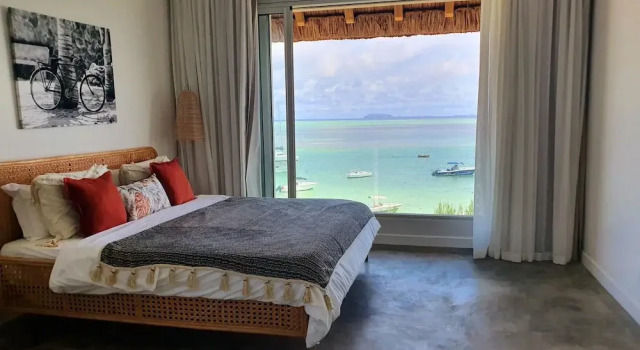 Luxury beachfront villa with private pool and cozy Pavillon with private jacuzzi on rooftop terrace, Boek Villa Hotels in Mauritius North Coast met parkeren, Parkeren