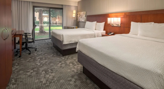 Четырёхместный номер Deluxe с видом на сад Sonesta Select Seattle Bellevue Redmond