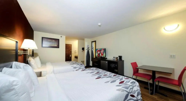 Четырёхместный номер Superior Red Roof Inn Osage Beach - Lake of the Ozarks