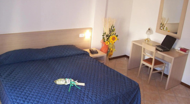 Hotel Ristorante Tre Leoni, Забронировать Отель Отели в центре Сомма-Ломбардо с завтраком, отели в центре Сомма-Ломбардо с завтраком