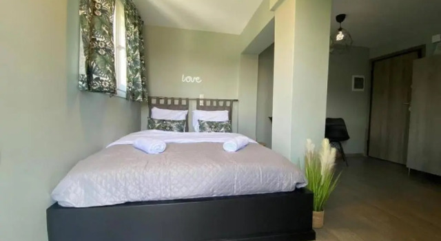 Rooftop Apartment With Garden in Ioannina, Забронировать Апартаменты/квартира Апартаменты Острова Иоаннина, рядом с Музей греческой истории и восковых фигур имени Павлоса Вреллиса, Апартаменты/квартира