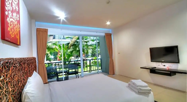 Двухместный номер Premier с видом на бассейн BS Premier Airport Hotel