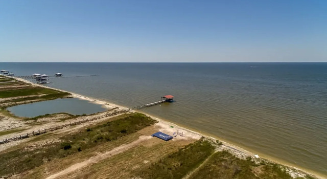 Коттедж с 5 комнатами Blue Oasis - Private Backyard Beach - Pool, Hammocks, Kayaks, Even Crab Traps So You Can Catch Dinner! 5 Bedroom Home by RedAwning