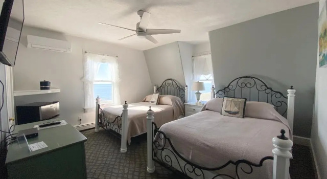 Четырёхместный номер Standard oceanfront By The Sea Guests Bed & Breakfast and Suites