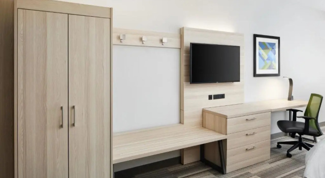 Четырёхместный номер Standard с красивым видом из окна Holiday Inn Express Hotel & Suites Salem by IHG