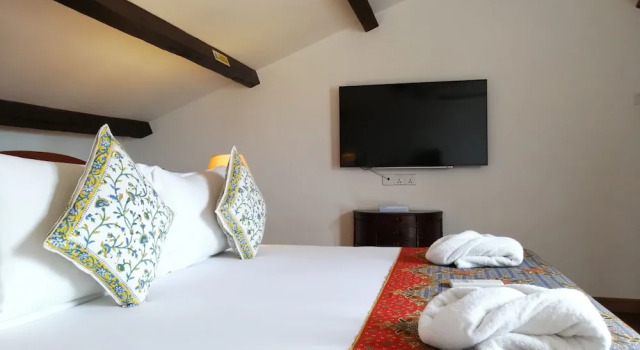 Номер Standard с балконом Heeren Straits Hotel