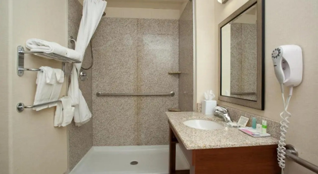 Двухместный люкс Non Smoking Accessible c 1 комнатой Days Inn & Suites by Wyndham Sherwood Park Edmonton