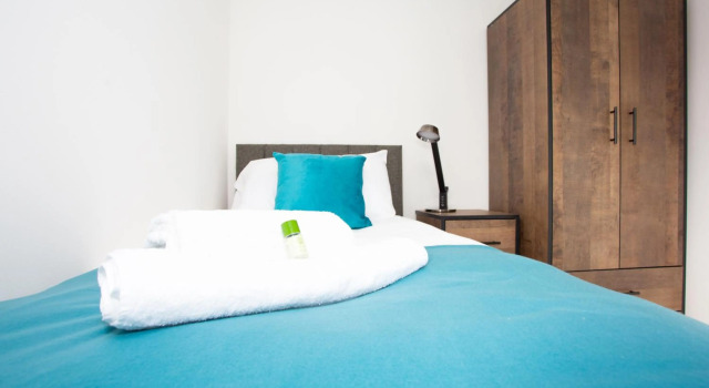 GERARD WALK - A 3 Bedroom House with Garden by Prestigious Stays - Includes Wifi, Netflix & Amazon Alexa