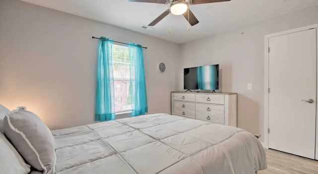 Cozy Family Condo w/ Balcony in Heart of Branson, Забронировать Апартаменты/квартира Отели Table Rock Lake с парковкой, Парковка