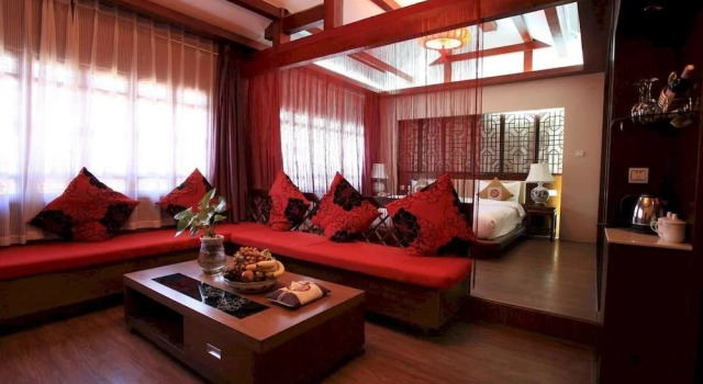 Zhenmei Holiday Inn - Lijiang, Забронировать Отель Отели Лицзян с парковкой, рядом с Zhongyi Market, Парковка