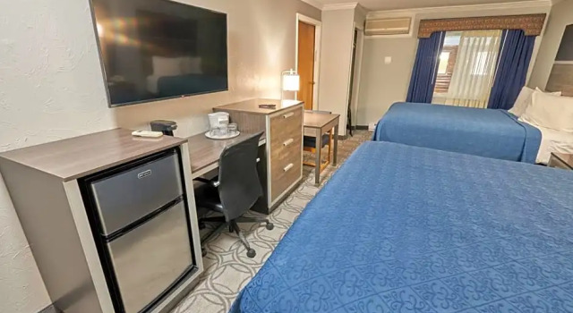 Двухместный номер Standard с видом на бассейн Ambassador Inn and Suites