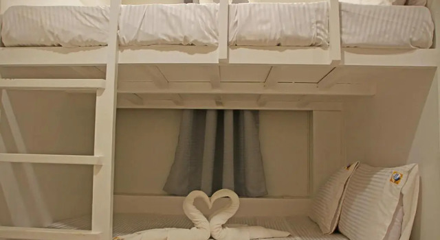 Кровать в общем номере Layang Layang Home