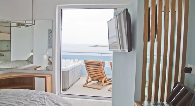 Четырёхместный люкс Deluxe с балконом и с красивым видом из окна Christina Beach Hotel