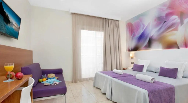 Трёхместный номер с балконом Sumus Hotel Monteplaya & SPA 4Sup