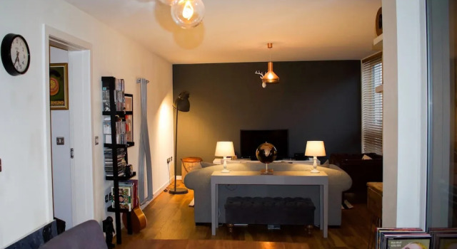 Bright 2 Bedroom Home With Balcony, Prenota Appartamento Edimburgo 