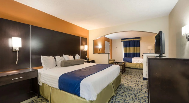 Люкс SureStay Hotel by Best Western Meridian