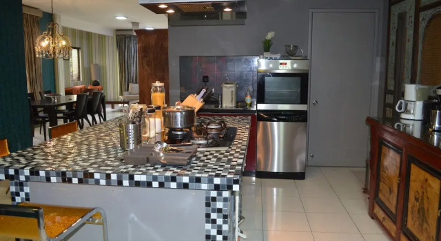 Amisha Vacation Homes, Забронировать Отель Отели Кота Дамансара с бассейном, Бассейн