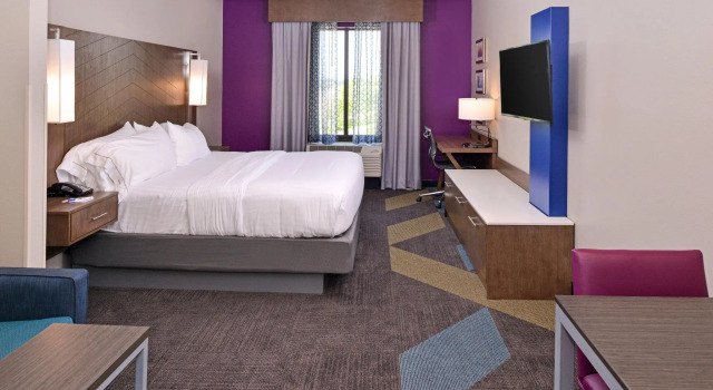 Четырёхместный люкс Holiday Inn Express and Suites Bryant - Benton Area by IHG