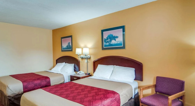 Четырёхместный номер Standard с балконом Econo Lodge Near Bluefield College