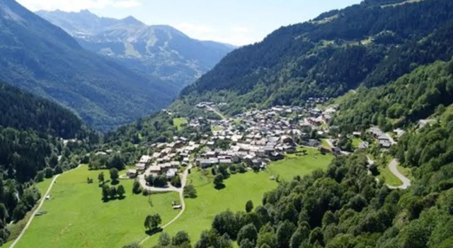 Appartement de 2 chambres a Champagny en Vanoise a 40 m des pistes avec jardin clos et wifi, Prenota Appartamento Hotel a Rodano-Alpi con parcheggio, Parcheggio