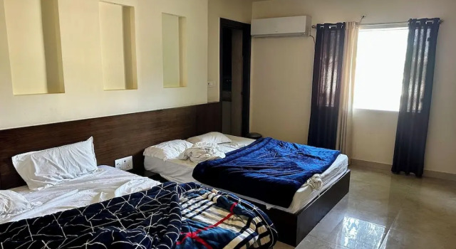 Кровать в общем номере Taj Castle Homestay