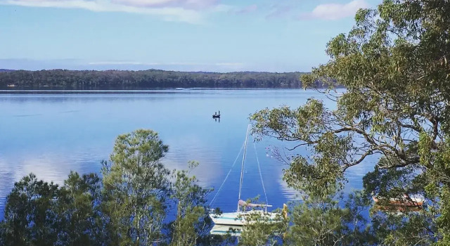 SilverWaters Waterfront Accommodation Lake Macquarie, Забронировать Отель Мориссет Новый Южный Уэльс