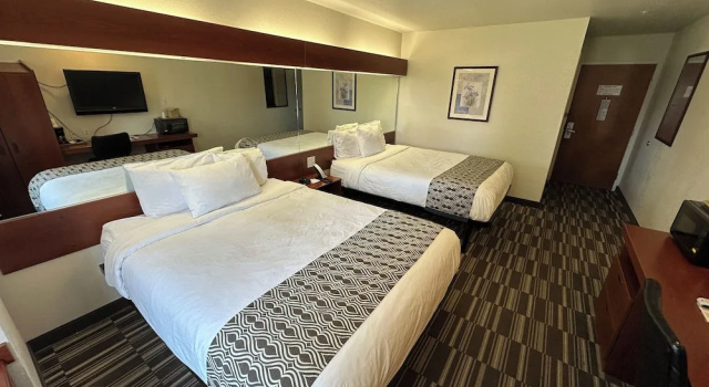 Четырёхместный номер Standard c 1 комнатой Microtel Inn & Suites by Wyndham Miami